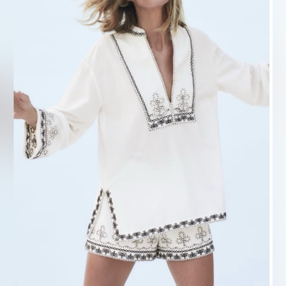 NWT Zara White Linen Blend Embroidered V-neckline
Size Medium